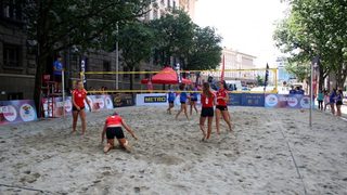 Снимка на деня: <span class="highlight">Плажен</span> <span class="highlight">волейбол</span> на булевард "Дондуков"
