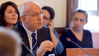Проектът за купуване на <span class="highlight">изтребител</span> се връща в парламента