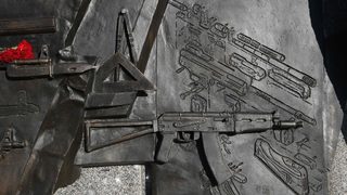 От паметника на Калашников изрязаха изображение на автомат на Шмайзер