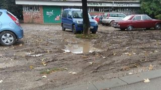 Безобразен паркинг в зелена (кафява) площ