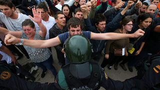 Полиция блокира със сила гласуването за независимост на Каталуня, има ранени