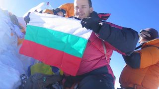 Българският алпинист Богдан Велев изкачи осемхилядника Манаслу