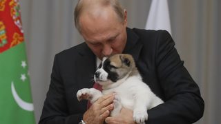 Снимка на деня: Путин с новото си пале