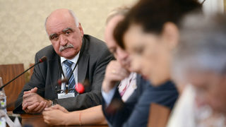 Здравната каса обмисля да откаже да плаща нови терапии за една година