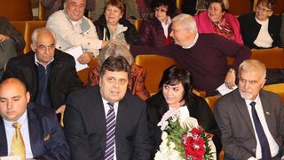 Нинова: Живеем в две държави - <span class="highlight">на</span> управляващите и <span class="highlight">на</span> хората, които протестират