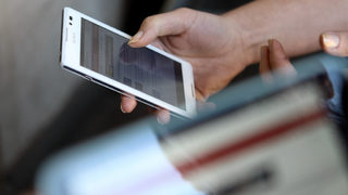 Смартфони да се купуват само от оторизирани търговци, съветват от Комисията за потребителите