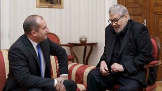 Снимка на деня: Президентът и този, който го номинира, година след изборната победа