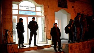 Цивилни ще имат права на полицаи, ако работят на трудов договор за МВР (допълнена в 20:27)