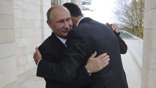 Снимка на деня: Сърдечната прегръдка между Путин и <span class="highlight">Асад</span>