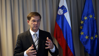 Словенското правителство рискува да падне от власт, след като подкрепи бежанец