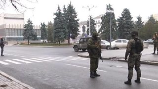 Маскирани въоръжени мъже и танкове отцепиха центъра на Луганск
