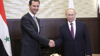 Асад не само оцеля сред руините на Сирия, но може и да остане на власт
