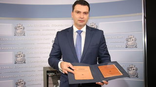 Столичните социалисти подариха на Фандъкова правилник за редене на павета от 1936 г.