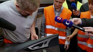 Снимка на деня: Премиерът на Словакия изкара нощна смяна във фабрика