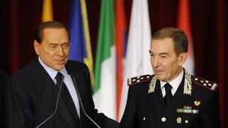 Берлускони предполага, че генерал от карабинерите може да стане премиер