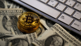 Балон или пробив? Биткойнът държи централните банкери нащрек
