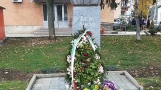 На шест километра от границата