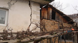 Дъждовете активизираха свлачища в югозападна България