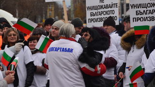 Стотина души с фланелки на "Булгартабак" дойдоха да протестират пред редакцията на "Дневник" и "Капитал"