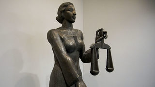Българка съди Столичната община, защото не признава брака й с жена