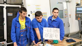 Учене чрез работа и други решения за професионалното образование