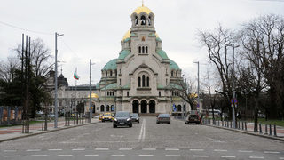 Бай Ганьо, фалшиви таксита и най-добрата кухня в Европа - наръчник за оцеляване на еврочиновници в София
