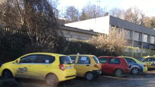 Напълно унищожен тротоар от паркирали таксиметрови автомобили