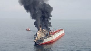 След сблъсък между танкер и товарен кораб в Източнокитайско море има <span class="highlight">разлив</span> на нефт