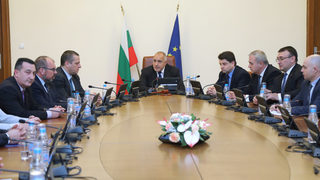 Борисов обеща 100 млн. лв. за заплати <span class="highlight">в</span> <span class="highlight">МВР</span>, но полицейските протести днес няма да се отменят