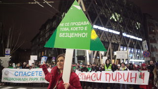 Скандирания "за" и "против" строежите в Пирин огласиха вечерта на европредседателството (хронология)