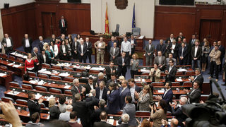 Македонският парламент ратифицира договора за името с Гърция