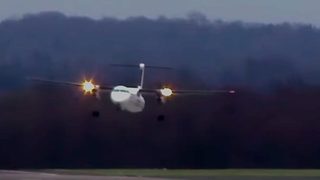Видео: Как се приземява самолет по време на ураган