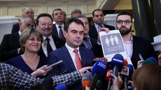 Цитат на деня: На <span class="highlight">Цветанов</span> ще му отива фигурата с половината рокля