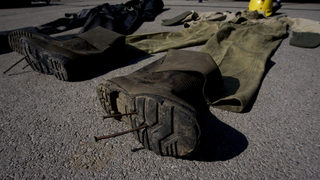 Полицаите се оплакаха, че обувките им не пазят от вода и студ