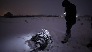 Пътнически самолет със 71 души се разби в Подмосковието