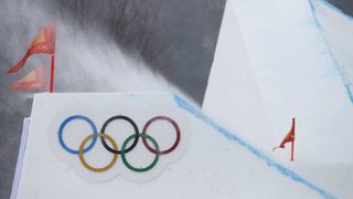 Силният вятър в Пьонгчанг предизвика проблеми за организаторите и притеснения за сигурността на спортистите