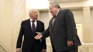 Гърция и Македония преговарят за името във Виена, но може да продължат в София, пише "Катимерини"