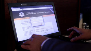 "Да, България": Зад искането за отлагане на електронния вот прозира политически натиск
