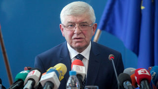 Шефът на здравната каса попадна в капан, смята здравният министър