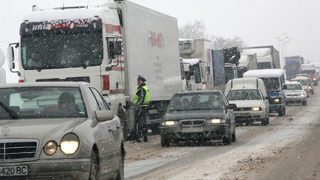 Втори ден зимата създава проблеми в България