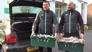 Футболен отбор дари храна на бездомни, след като мачът му беше отложен
