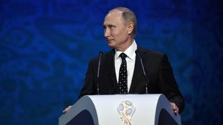 Видео: Путин и футболните му умения в обратното броене до световното в Русия