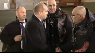 "<span class="highlight">Нощни</span> <span class="highlight">вълци</span>" влезли с пропуски в строго охранявания заради руския патриарх храм в Шипка