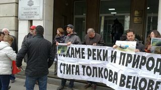 Рибари палиха свещи пред екоминистерството за мъртвите реки