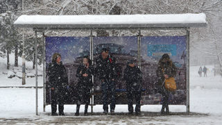 Фотогалерия: София и пролетният сняг