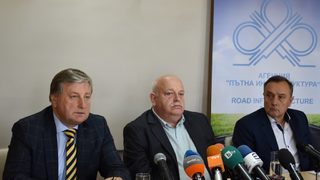 Българските пътища работят в едни от най-тежките метеорологични условия в света, смята началникът на пътната агенция