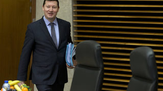 Зелмайер се издига в ЕС, но го притеснява, защото е германец