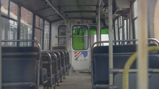 Мъж отива на съд, след като напръска с пожарогасител <span class="highlight">тролейбус</span>, такси и шофьорите им