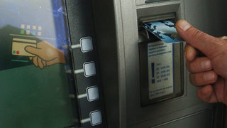 Банките очаквано компенсират по-малкото приходи от лихви с вдигане на таксите