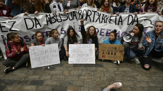 Хиляди младежи в Испания протестираха срещу леките присъди на петима насилници